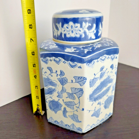 Porcelain Lidded Ginger Jar Vintage Style Blue and White Floral Motif 9" w/Lid - Picture 7 of 15